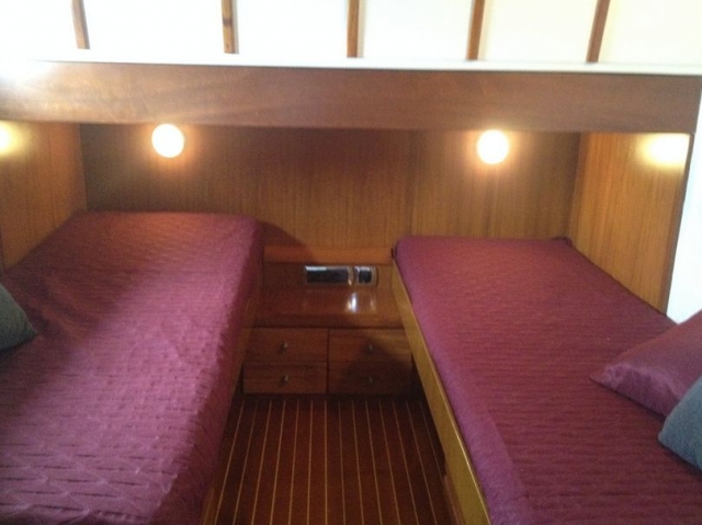  Kabine mit violetten Betten auf einem Boot 